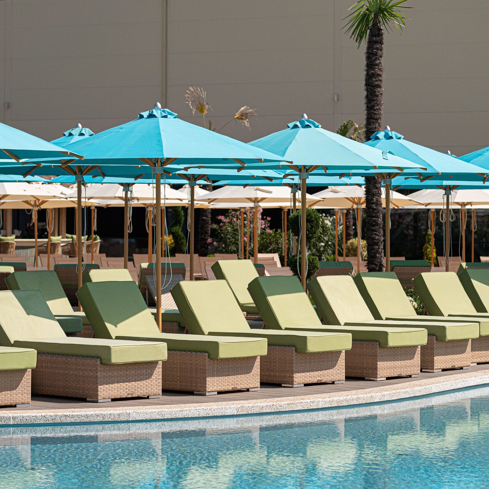 Остров в бассейне