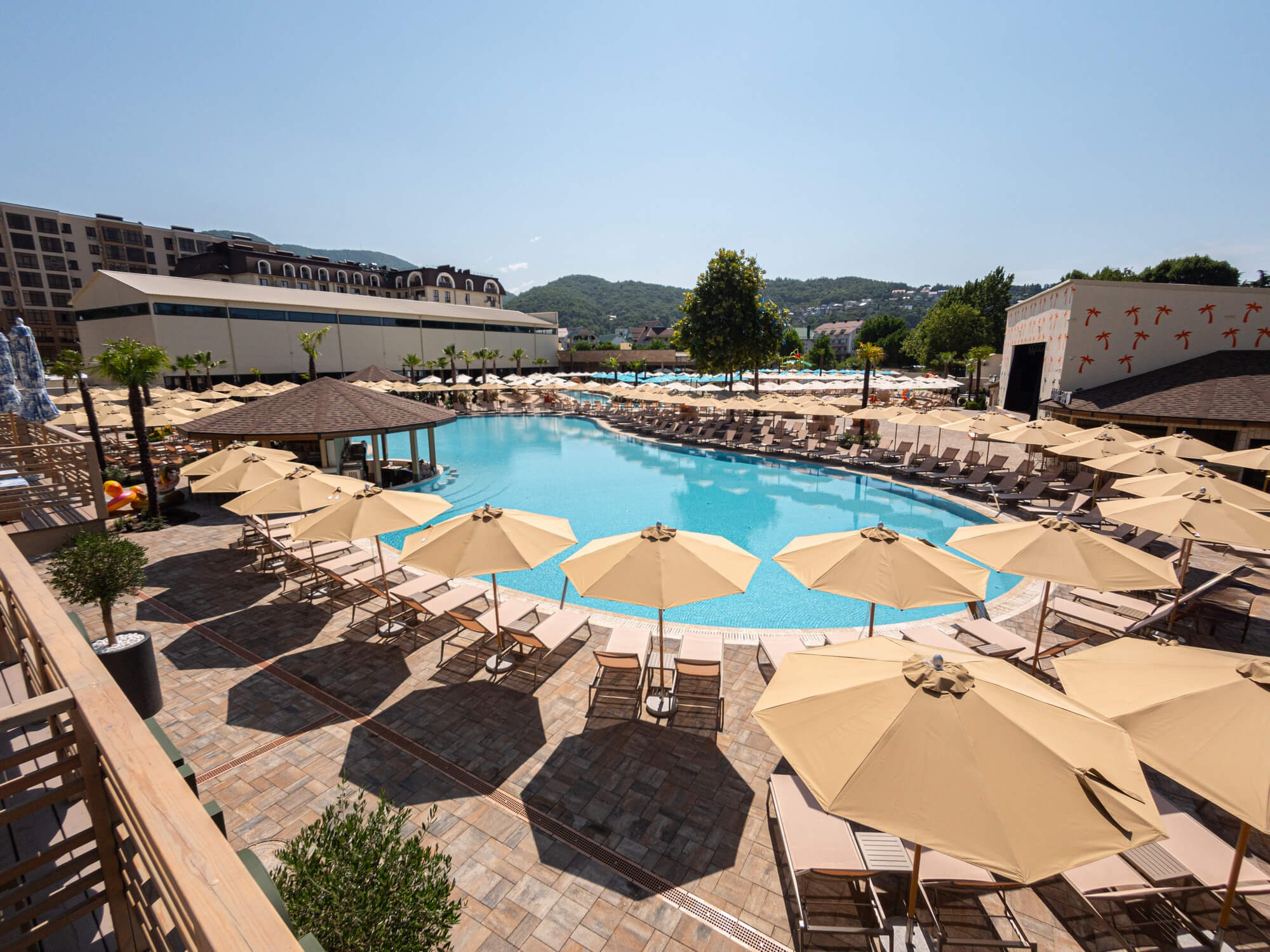 Аквакомплекс «Прибой»: бассейн, зона отдыха с зонтами и шезлонгами