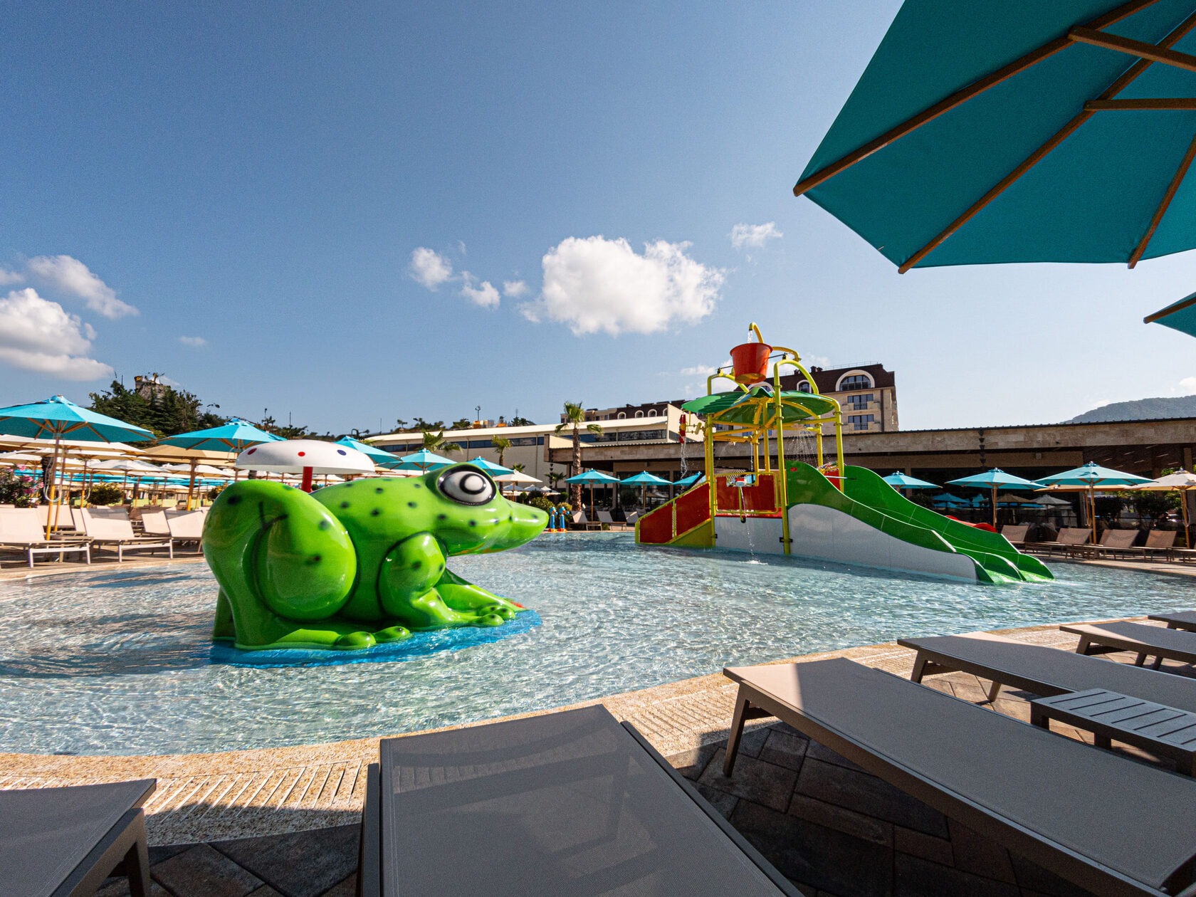 Открытый детский бассейн с аква-башней