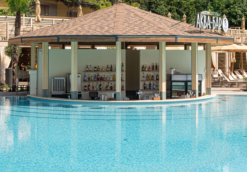 Бассейн с баром